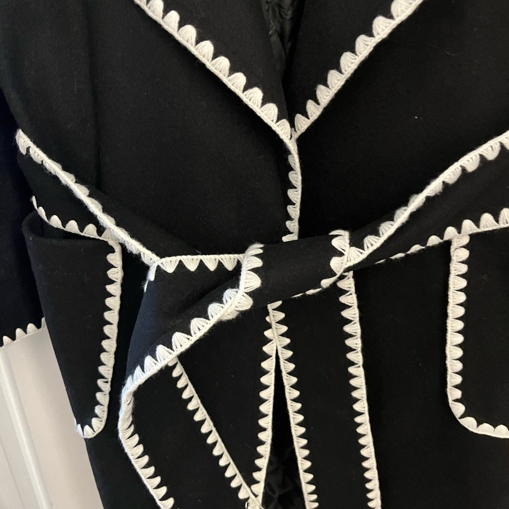 Chic Black Coat with White Trim - Picture 4 of 10